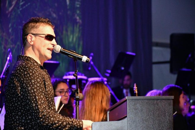 Serafín Zubiri al piano en el concierto Juntos por nuestro monte