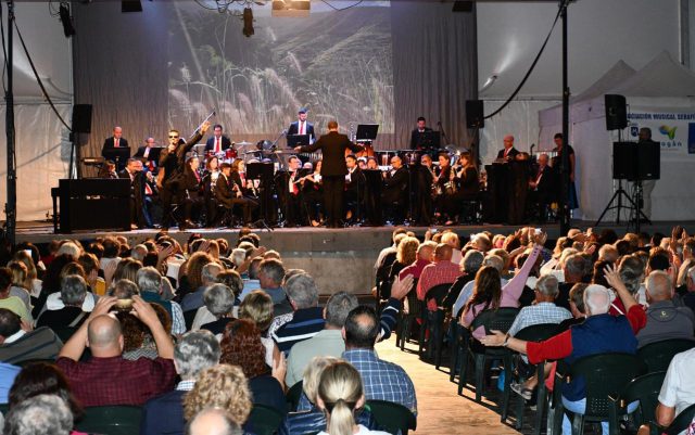 Serafín Zubiri junto a la A.M. Serafín Zubiri Mogán Big Band en el concierto Juntos por nuestro monte