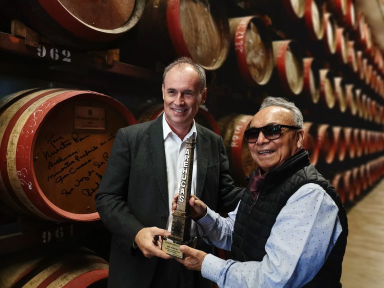 Rafael Basurto, la voz de Los Panchos, deja su firma en una barrica de Arehucas 