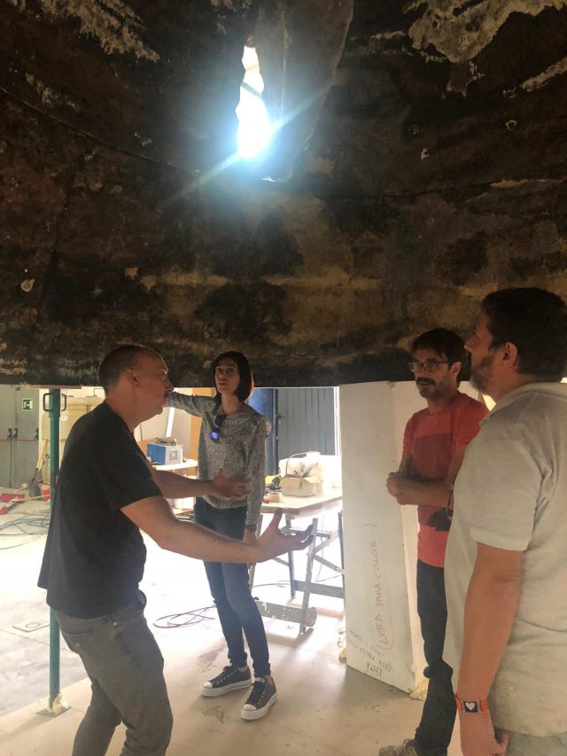 Técnicos del Cabildo y personal de Factum Arte en las instalaciones de la empresa en Madrid bajo la cúpula
