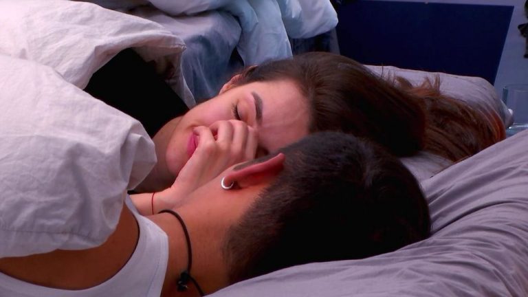 El tonteo de Adara y Gianmarco bajo el edredón de 'GH VIP'