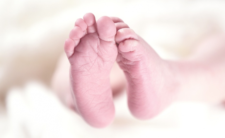 Una madre estéril da a luz a un bebé en Francia