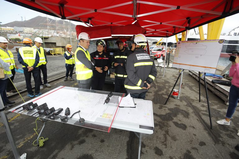 El Ayuntamiento organiza un simulacro de incendio a bordo de un buque con la movilización de una treintena de bomberos del SEIS