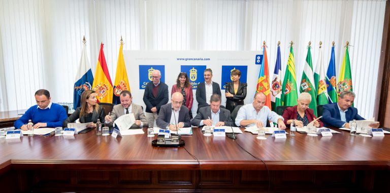 El Cabildo firma los convenios para ingresar en 10 días a los ayuntamientos 4,8 millones para daños de 980 familias por los incendios