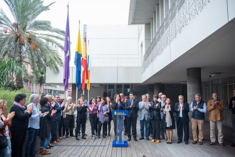 El Cabildo cambia silencio por ruido contra la violencia machista, la minimización de las discriminaciones y las dudas sobre las denuncias
