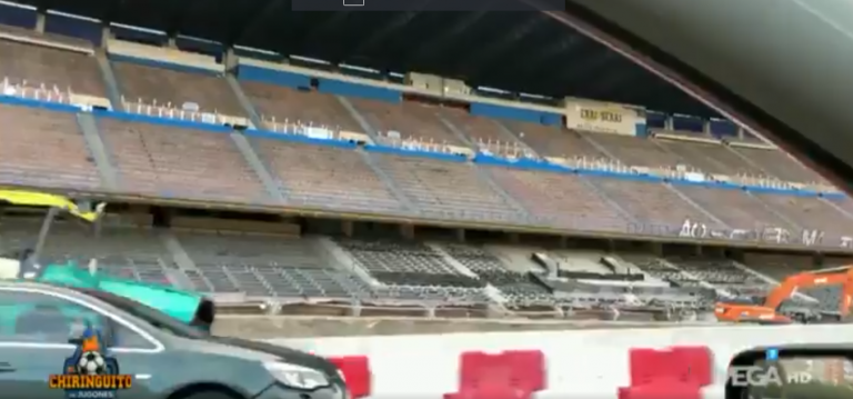Así pasan los coches por el viejo césped del Vicente Calderón