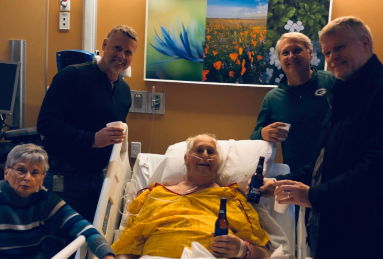 El último deseo de un anciano en su lecho de muerte: tomarse una cerveza con sus hijos