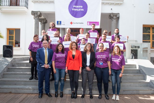 Los Puntos Violetas de Gran Canaria han atendido a 16 mujeres y 8 menores víctimas de violencia sexual en fiestas multitudinarias 3 cruzroja