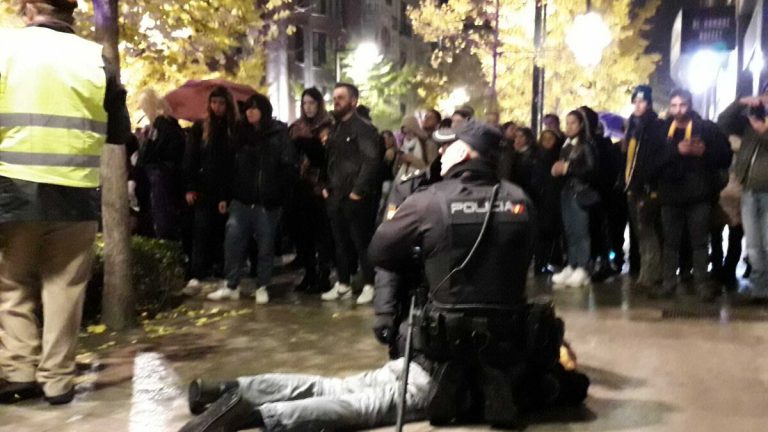 Vídeo: un hombre irrumpe con una navaja en la manifestación contra la violencia machista en Granada