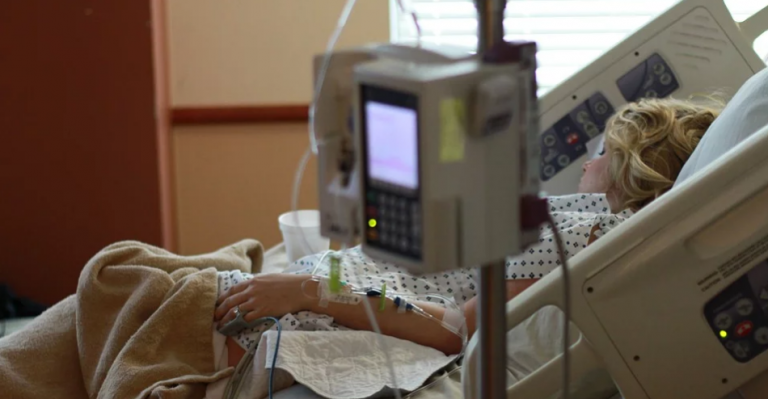 Una paciente ingresada en un hospital de Murcia encuentra una cucaracha viva en su comida