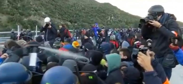 Los antidisturbios franceses usan gas pimienta contra los CDR en La Jonquera