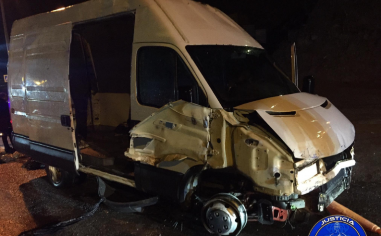 Una furgoneta 'kamikaze' revienta la frontera de Ceuta a gran velocidad y logra pasar con 52 migrantes