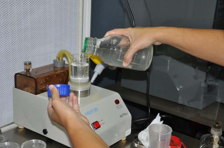 El Ayuntamiento de Adeje impulsa el consumo del agua de grifo y la reducción del uso de agua embotellada.