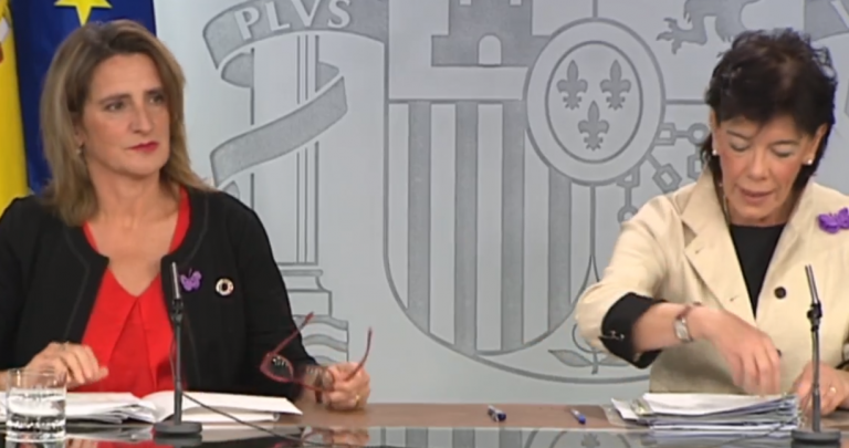 ¿Qué significan las mariposas moradas que llevan las ministras Celaá y Ribera?