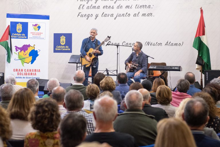 El Cabildo reclama con la música de Taller Canario, Reina Omega y cinco artistas el fin de la ocupación y la represión en Palestina