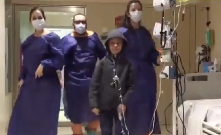 Un niño enfermo emula a Aitana y a Lola Índigo con un baile viral desde el hospital