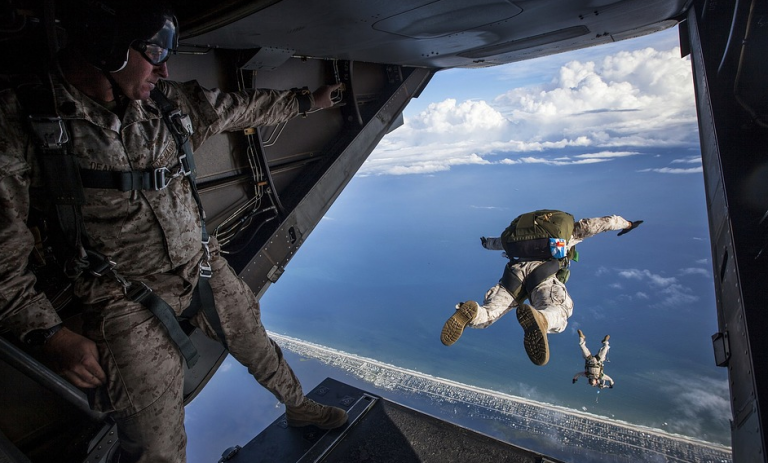 Pánico en el aire: se le engancha el paracaídas en el avión y cae al vacío descontrolado
