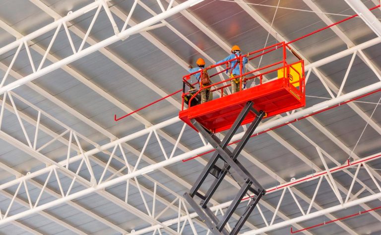 Por qué escoger una plataforma elevadora para trabajos en altura