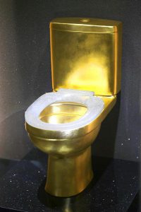 Así es el retrete de oro, con tapa antibalas y forrada de 40.000 diamantes 32 retrete