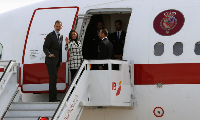 Los Reyes llegan a Cuba en un viaje histórico rodeado de polémica