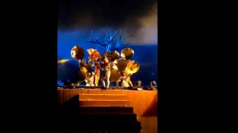 Apuñala a tres artistas durante un espectáculo en directo