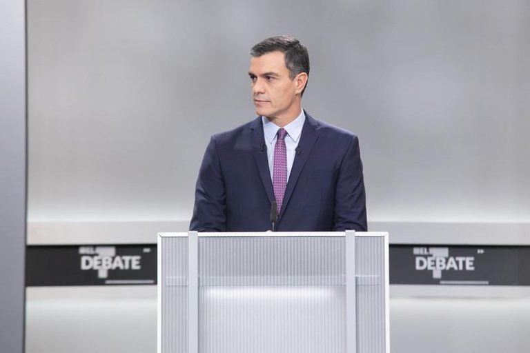 Sánchez evita aclarar si pactará con los independentistas ante la insistencia de Casado y Rivera