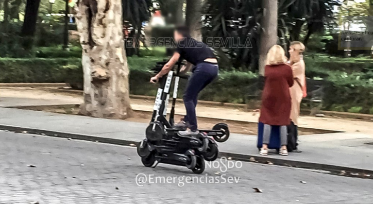 Cazado al circular por Sevilla montado sobre seis patinetes eléctricos a la vez