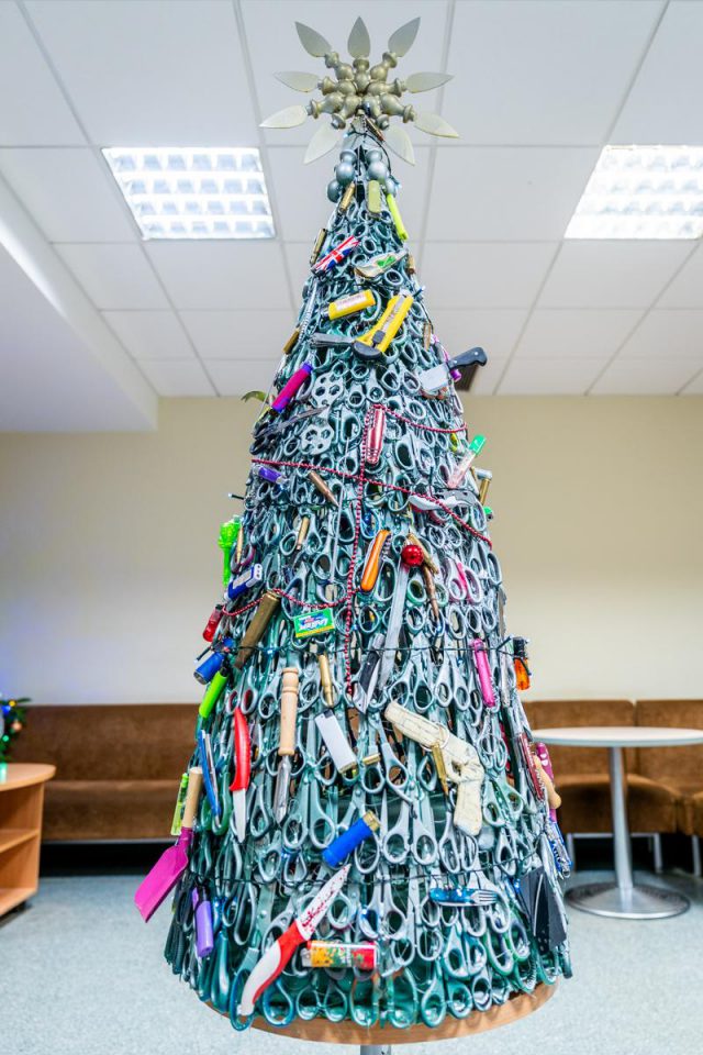 Un aeropuerto decora su árbol de Navidad con cientos objetos peligrosos incautados en la aduana 1 0