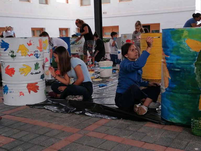Los niños de Agaete pintan bidones de colores por un Barranco más limpio