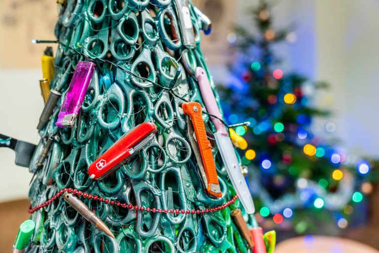 Un aeropuerto decora su árbol de Navidad con cientos objetos peligrosos incautados en la aduana