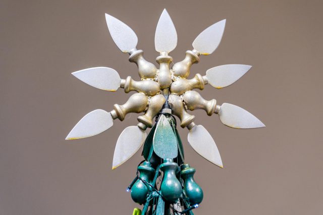 Un aeropuerto decora su árbol de Navidad con cientos objetos peligrosos incautados en la aduana 3 3