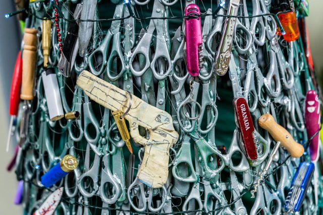 Un aeropuerto decora su árbol de Navidad con cientos objetos peligrosos incautados en la aduana 2 4