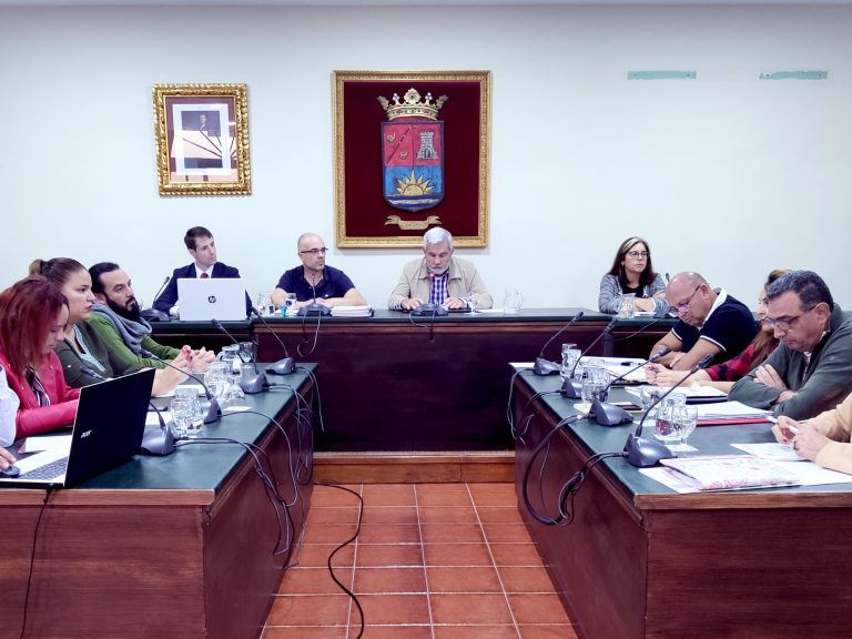 Adeje aprueba sus presupuestos 2020 en un pleno que sirvió de homenaje a las víctimas de la Covid y a los servicios públicos