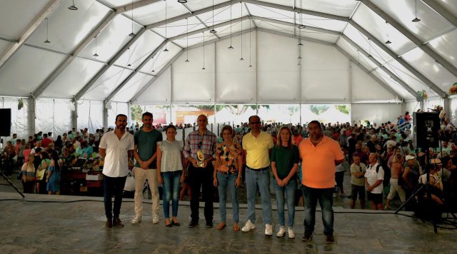 Alcaldesa grupo de Gobierno y Federico Hernandez de la entidad Caja 7 en el acto inagural de la V Feria del Aguacate de