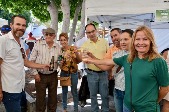 Alcaldesa grupo de Gobierno y un vecino brindan con la cerveza artesana de aguacate