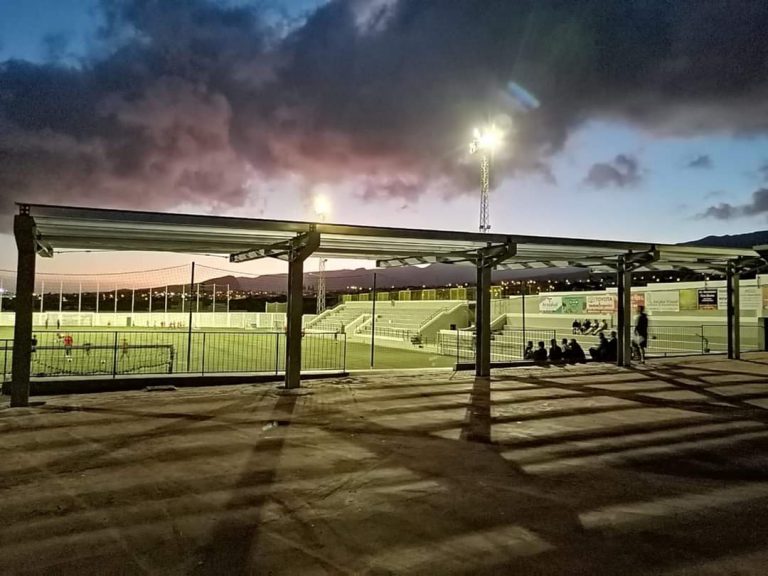 El Ayuntamiento mejora las instalaciones deportivas con las cubiertas de las gradas y los terreros del municipio  