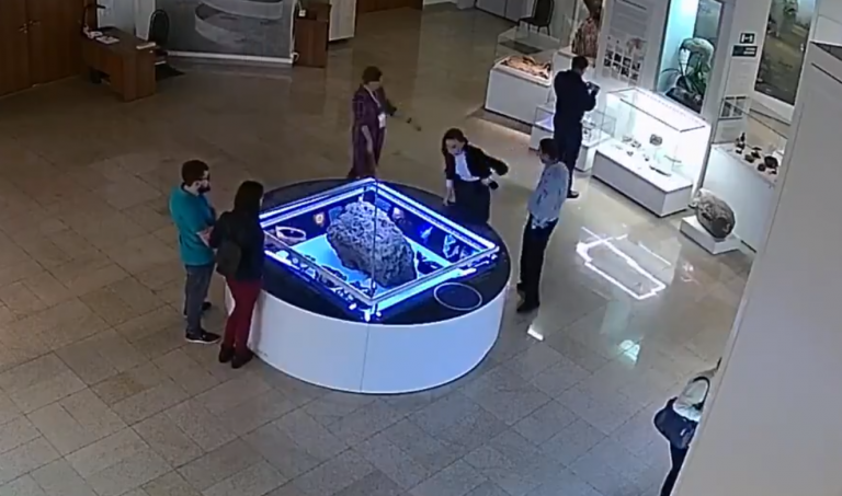 La vitrina de un meteorito en un museo se levanta misteriosamente durante una exposición