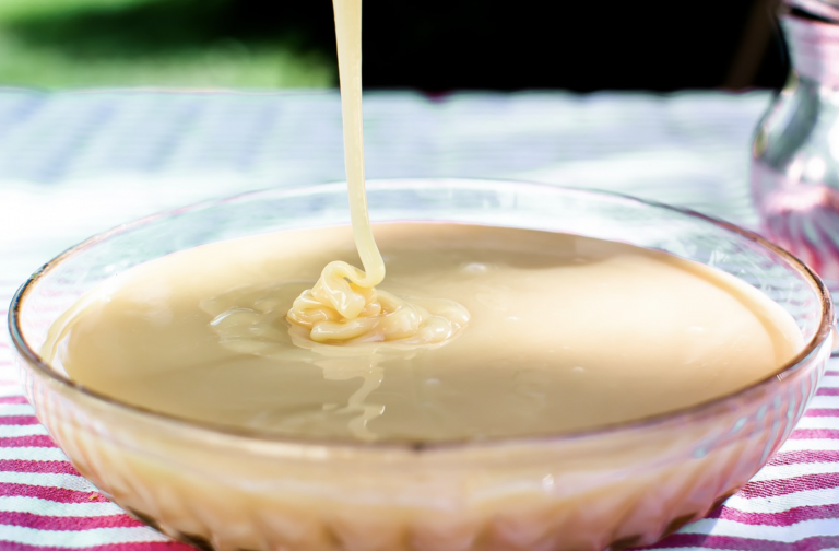 Un camión accidentado derrama 22.000 litros de leche condensada junto a una carretera