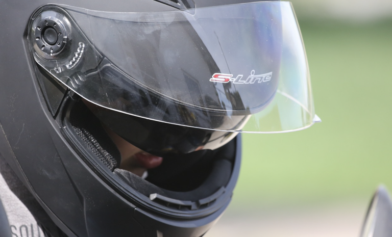 Roba dos cascos de moto en una tienda de Valladolid y se entrega arrepentido a la policía