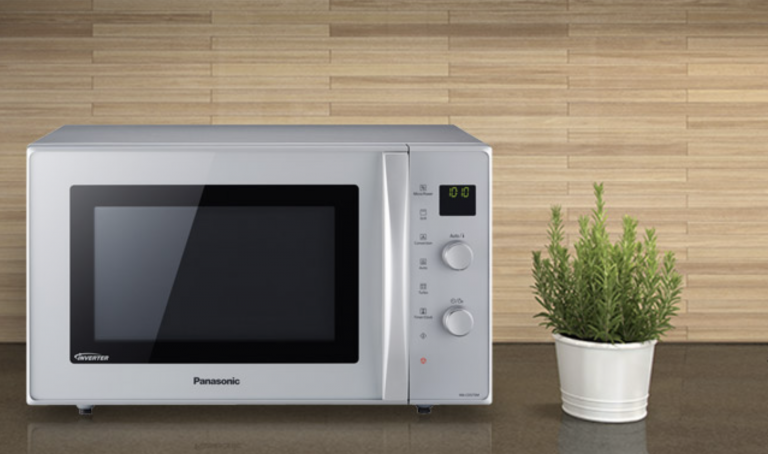 Un perro desencadena un incendio al activar por error un microondas