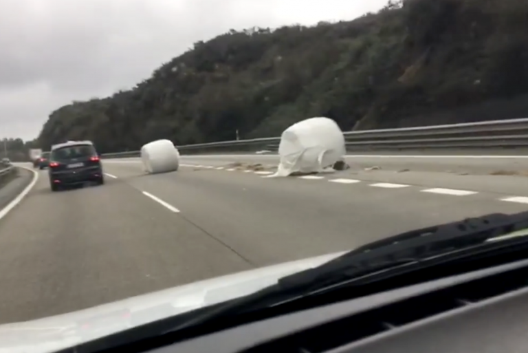 Un camión pierde su cargamento de heno en una autopista de Asturias