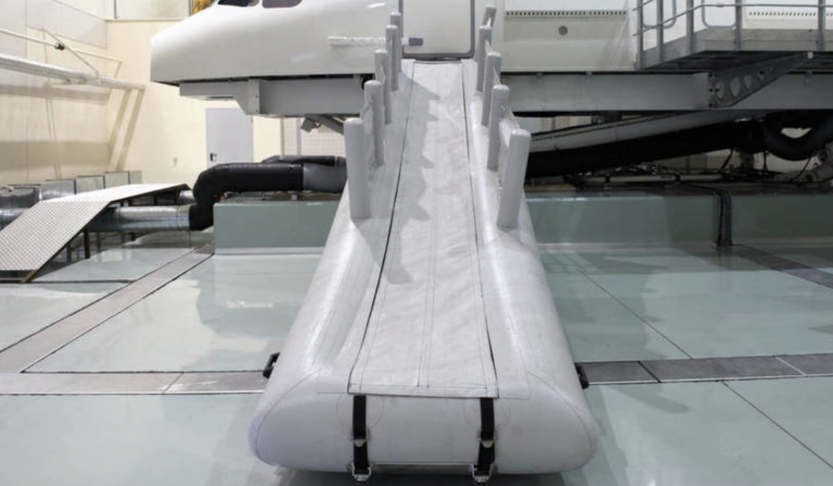 El tobogán de emergencias de un Boeing cae desde el cielo sobre el jardín de una casa