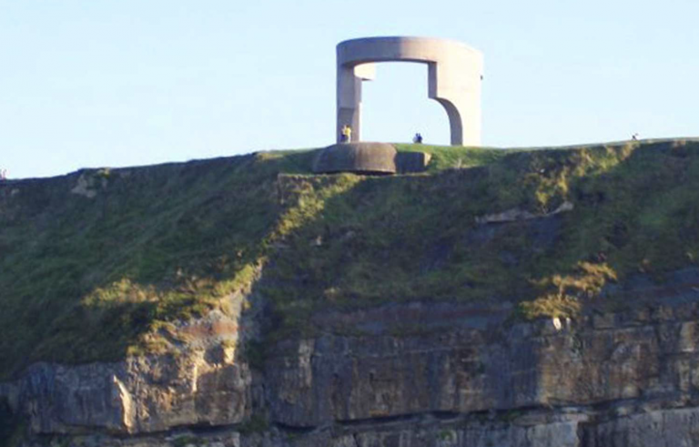 Hallan con vida a una mujer que se arrojó desde un acantilado en Gijón