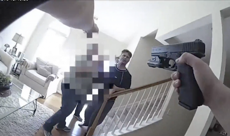 Una policía dispara por accidente contra la madre de un sospechoso que intentó impedir su arresto