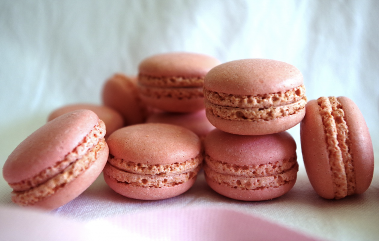 Se dejan una pastelería abierta por error y esto es lo que sucede