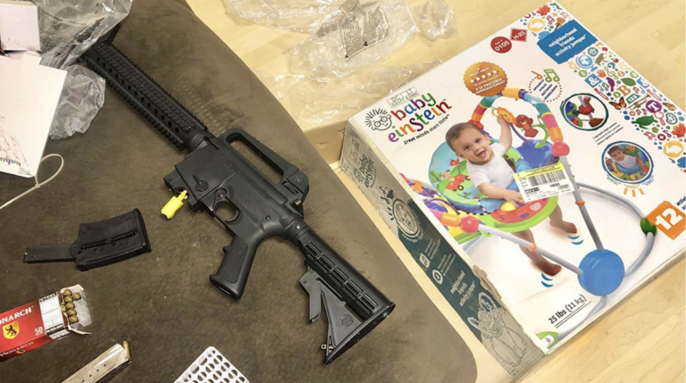 Encuentra un rifle semiautomático en el regalo que compró para su bebé en una tienda benéfica