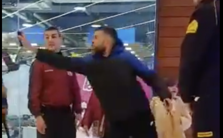 Ataca con gas pimienta a los vigilantes de un centro comercial de Barcelona en presencia de su mujer y su hija