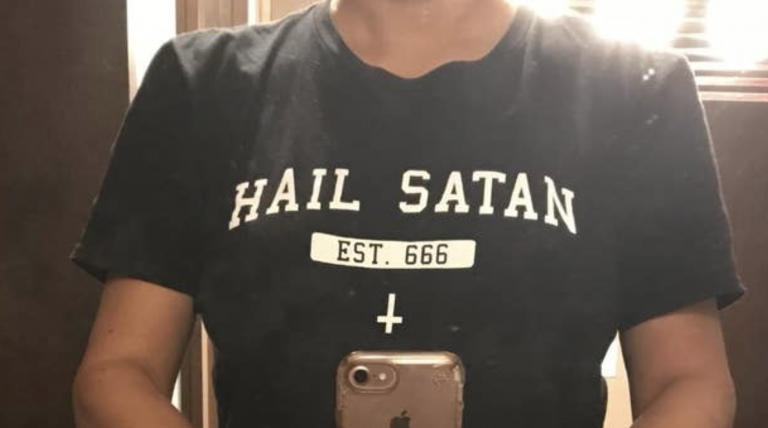 Obligan a una mujer a cambiarse de ropa durante un vuelo por llevar una camiseta satánica