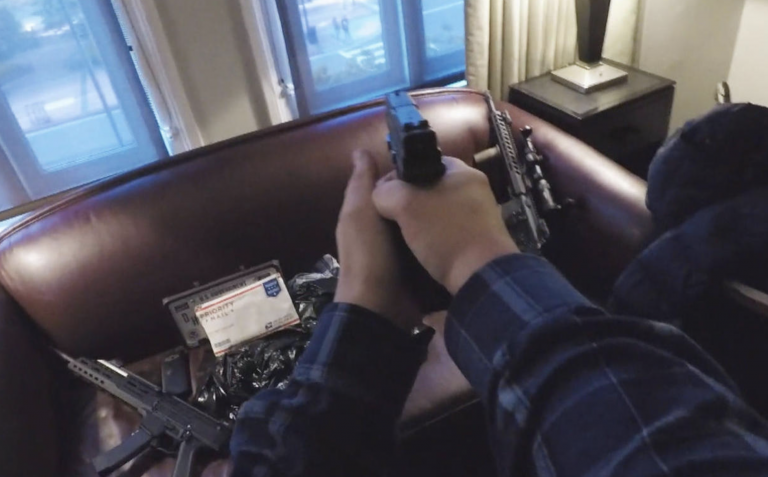 Un millón de fianza para un hombre publicó una serie de vídeos donde fingía disparar a los viandantes desde la ventana de un hotel