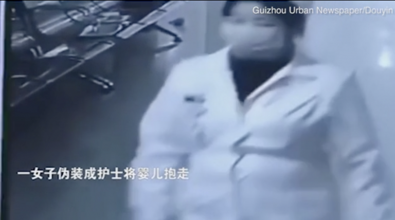 Se disfraza de enfermera en un hospital y rapta a un bebé delante de los padres